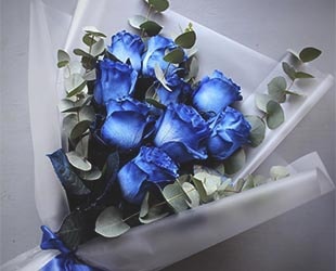 Синие розы в свадебном букете невесты