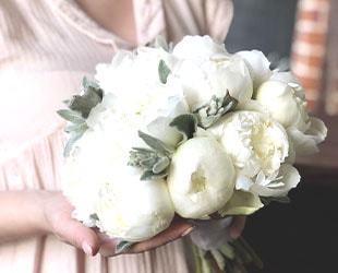 Свадебный букет невесты - белые пионы