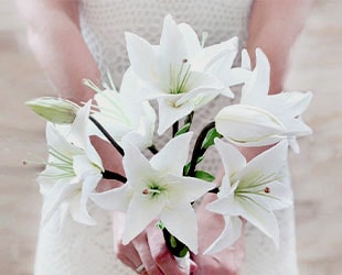 Красивое оформление свадебного букета из лилий