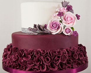 Торт на свадьбу в бордовом цвете