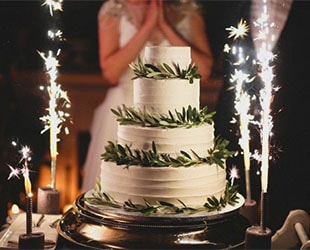 Как эффектно вынести торт на свадьбе?