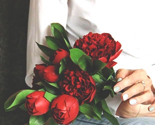 Оформляем свадебный букет бордового цвета для невесты