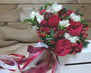 Свадебный букет в бело-красных цветах