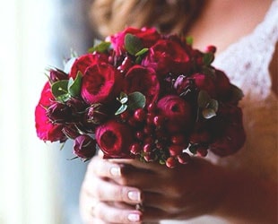 Свадебный букет для невесты в бордовом цвете