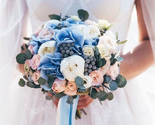 Свадебный букет невесты с голубыми цветами