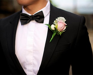 Идеи для оформления свадебных бутоньерок из роз