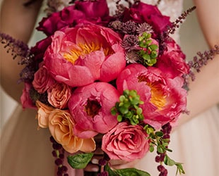 Яркий свадебный букет невесты в малиновом цвете