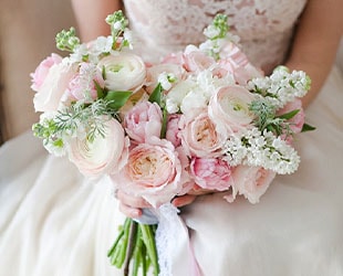 Какой подарить букет цветов невесте на свадьбу?