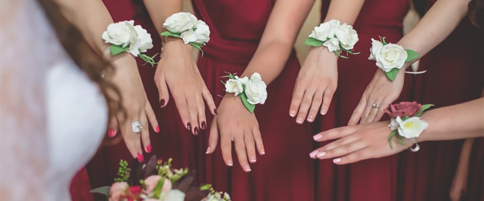 Бутоньерки или браслеты для подружек невесты