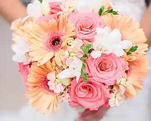 С какими цветами комбинировать герберы в свадебном букете невесты?