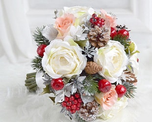 Креативный свадебный букет невесты с ягодами