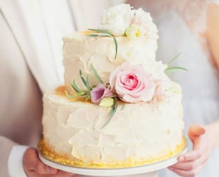 Какие цветы выбрать для свадебного торта? Живые цветы или мастика?