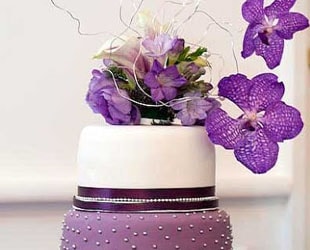 Свадебный торт в фиолетовом цвете