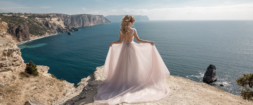 фотосессия в свадебном платье на море фото