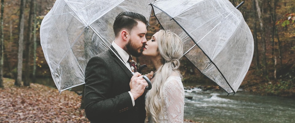 позы для свадебной фотосессии в дождь фото