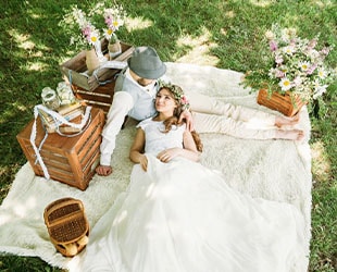 Свадебная пикник фотосессия: универсальная идея для свадьбы любого сезона.