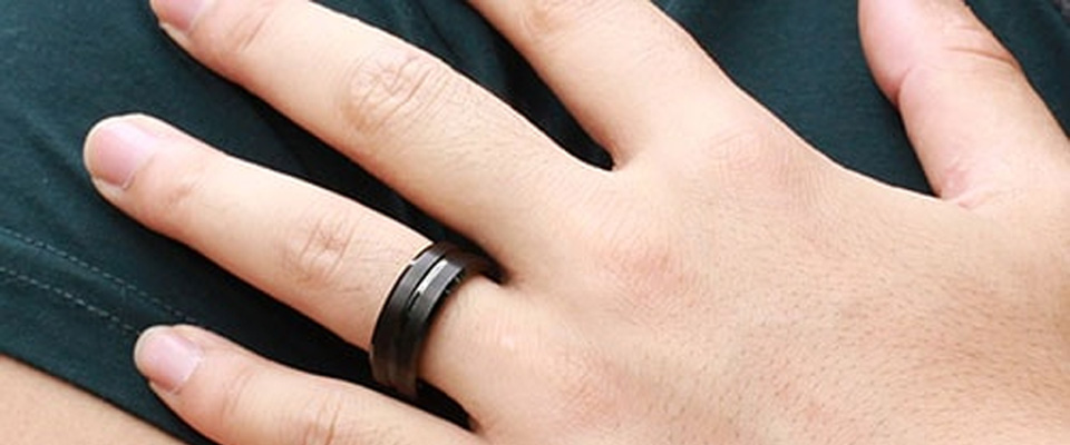 Черное свадебное кольцо на руке фото