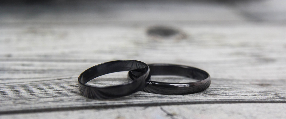 Черные свадебные кольца фото
