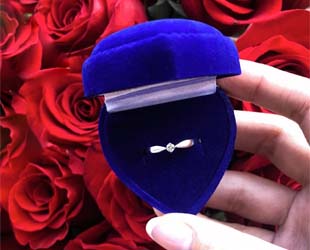 Обязательно ли дарить кольцо на помолвку