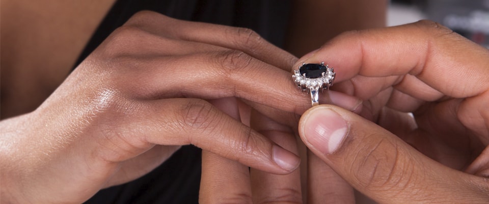 Обручальное кольцо с черным бриллиантом фото