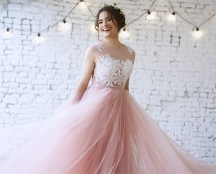 Розовое свадебное платье невесты