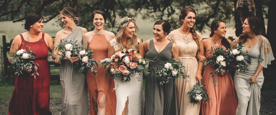 подружки невесты на свадьбе в одинаковых платьях фото