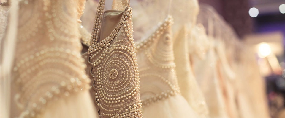 Свадебное платье украшенное жемчугом фото