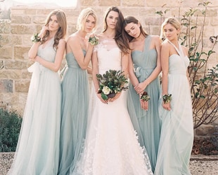 Как определиться с цветом платьев подружек невесты на свадьбе?