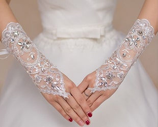 Под какое платье подойдут кружевные свадебные перчатки