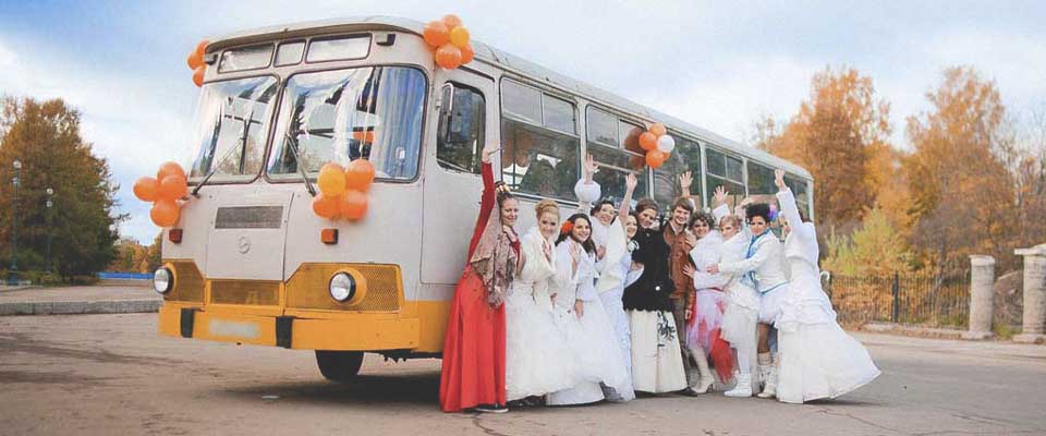 Особенности украшения свадебного автобуса фото