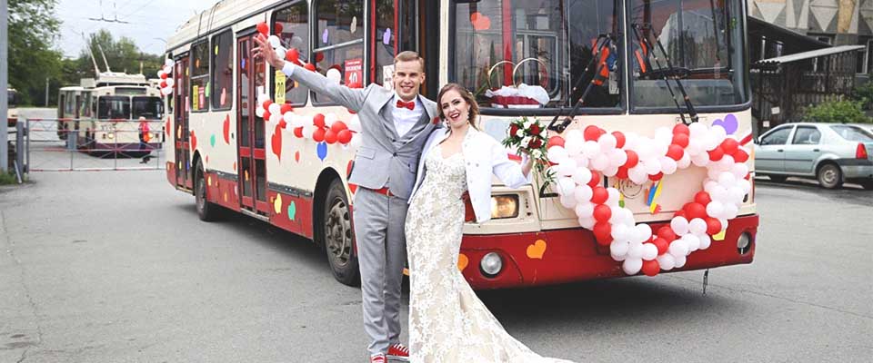 Консультации флориста по украшению свадебного автобуса фото