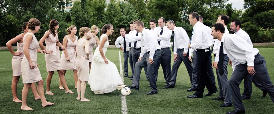 Футбольное поле для свадебной фотосессии фото