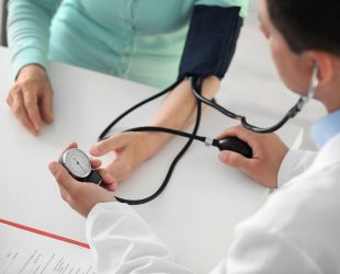 Як вибрати тонометр літній людині з тремором: переваги напівавтоматичних і автоматичних моделей