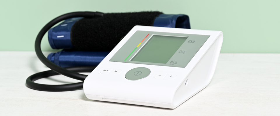 тонометр для літньої людини з тремором руки
